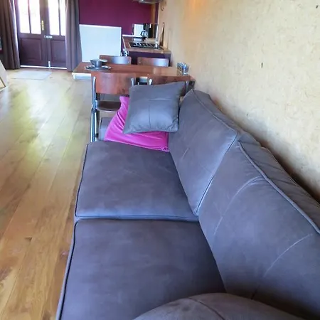 The Roots بيت للعطل